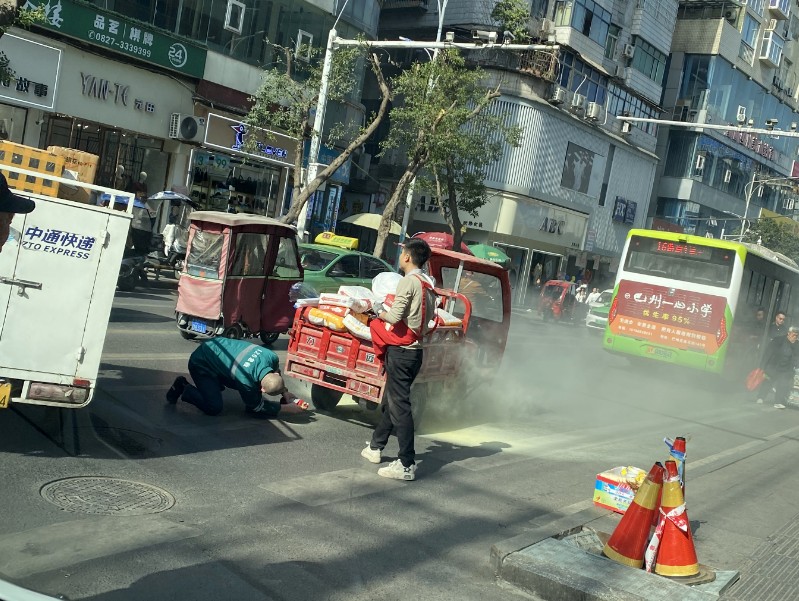 救护车司机“王勇”,以无畏之姿,化火险于无形