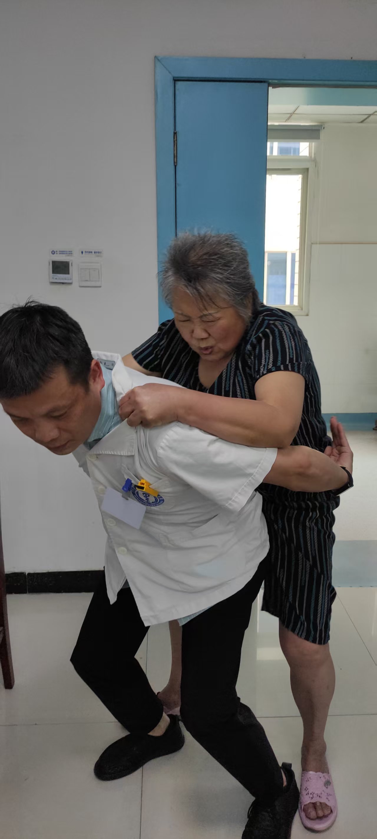 一背一扶皆是情:罗成志医生用行动诠释“医者温度”